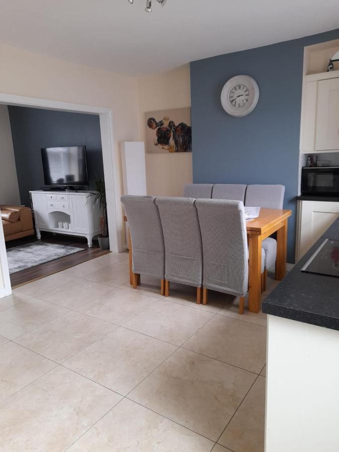 College Square, Terrace House Apartment Bessbrook Luaran gambar