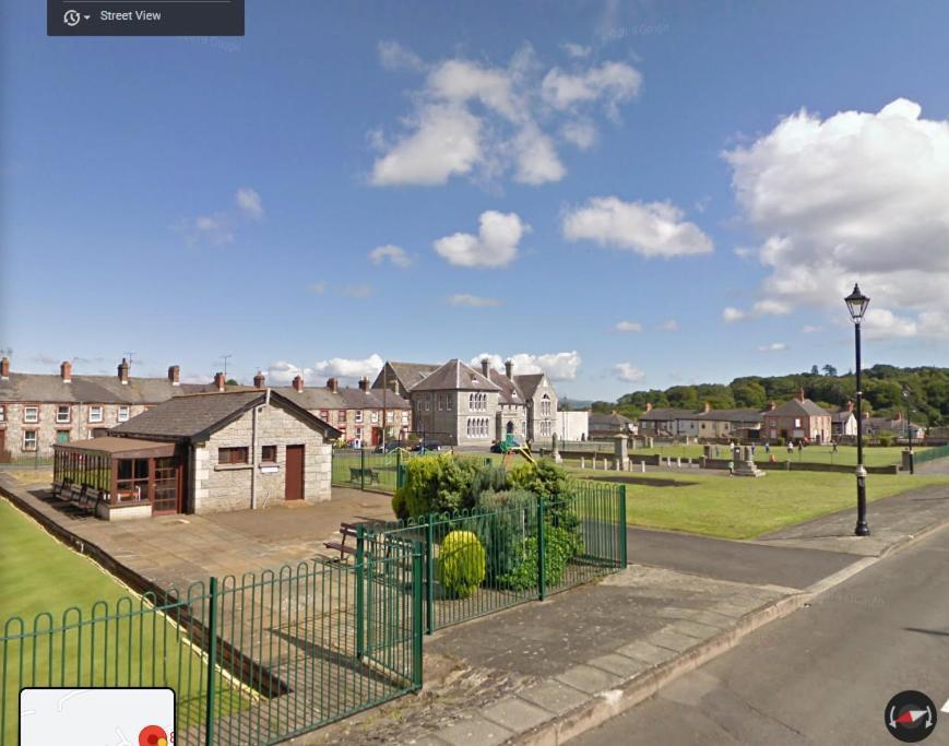 College Square, Terrace House Apartment Bessbrook Luaran gambar